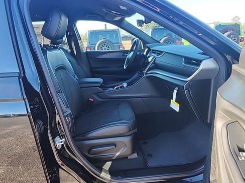 New 2025 Jeep Grand Cherokee Altitude image 25