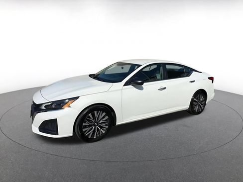 Used 2025 Nissan Altima 2.5 SV FWD image 7
