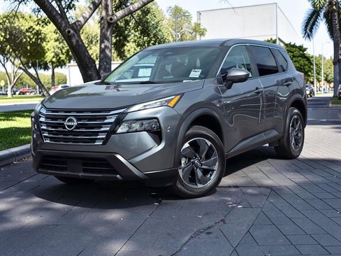 Used 2024 Nissan Rogue SV image 2
