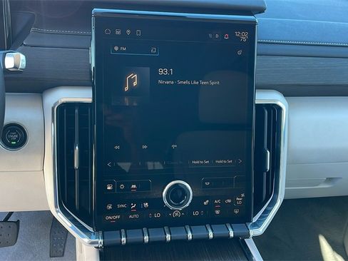 Used 2025 GMC Acadia Denali w/ Super Cruise Package image 18