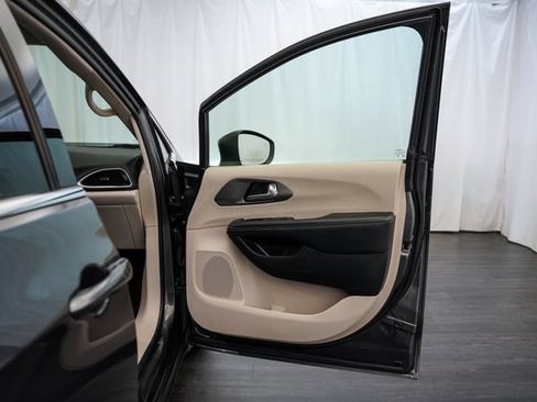 Used 2023 Chrysler Pacifica Touring-L FWD image 17