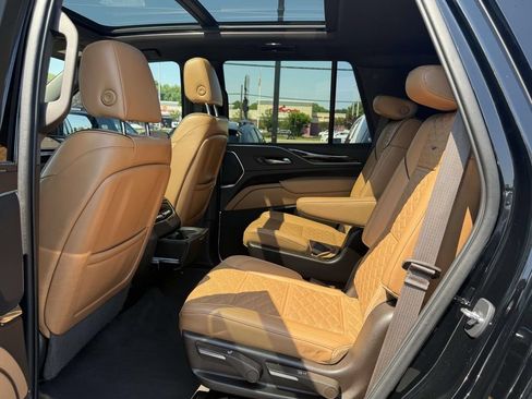 Used 2022 Cadillac Escalade Premium Luxury AWD/4WD image 15