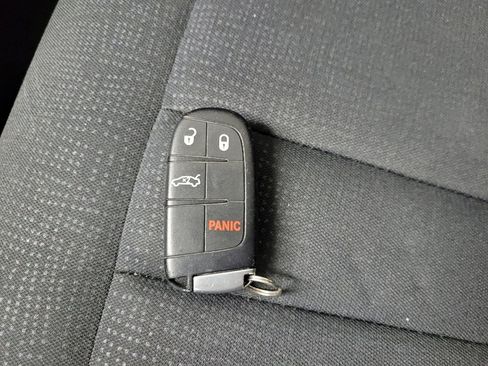 Used 2016 Chrysler 200 Limited image 32