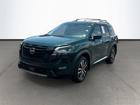 Used 2025 Nissan Pathfinder Platinum w/ Black Appearance Package AWD/4WD image 3