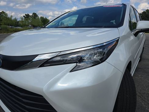Certified 2025 Toyota Sienna XLE AWD/4WD image 36
