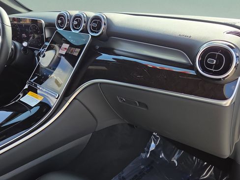 Used 2025 Mercedes-Benz GLC 300 image 29