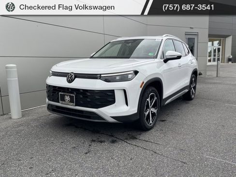 New 2025 Volkswagen Tiguan SE image 11