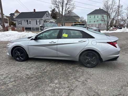 Used 2022 Hyundai Elantra SEL image 2