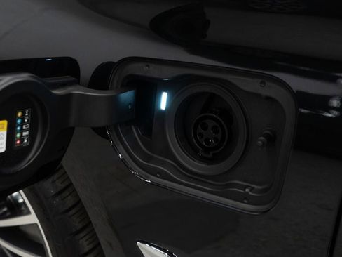 Used 2023 BMW 530e xDrive w/ Premium Package image 38