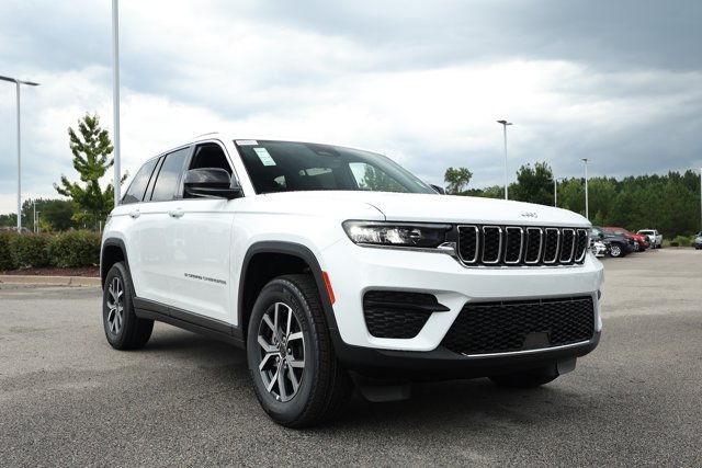 New 2027 Jeep Grand Cherokee Laredo X RWD image 3