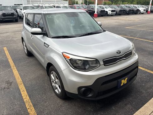 Used 2018 Kia Soul FWD image 2
