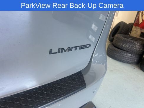 Used 2025 Chrysler Pacifica Limited FWD image 10