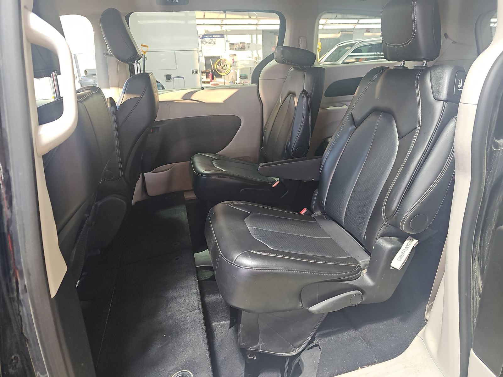 Used 2024 Chrysler Pacifica Touring-L FWD image 15