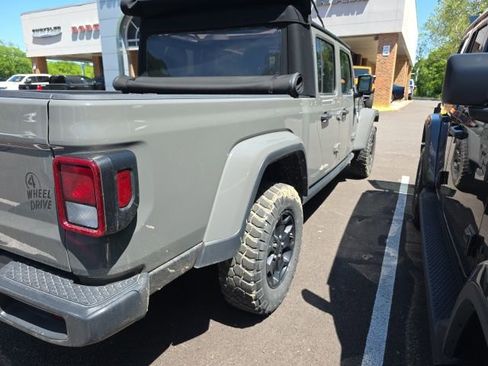Used 2022 Jeep Gladiator Sport AWD/4WD image 8