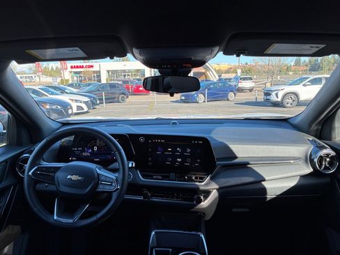 Used 2025 Chevrolet Equinox LT image 32