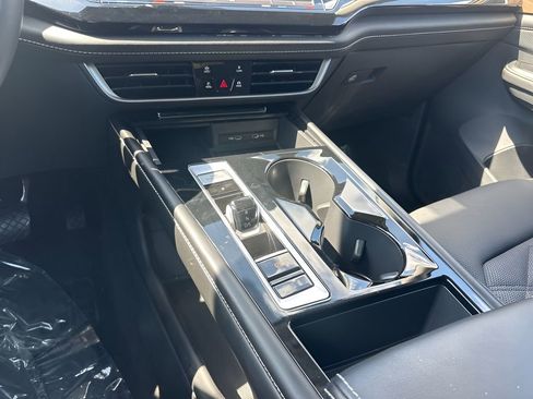 Used 2024 Volkswagen Atlas SE image 17