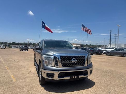 Used 2018 Nissan Titan SV w/ SV Convenience Package RWD image 3