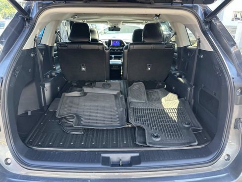 Used 2023 Toyota Highlander XLE AWD/4WD image 31