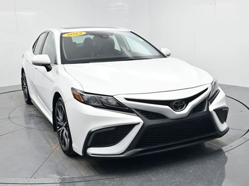 Used 2023 Toyota Camry SE image 2