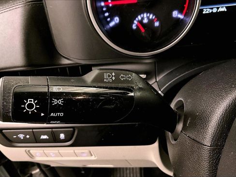 Used 2022 Kia Carnival LX image 31