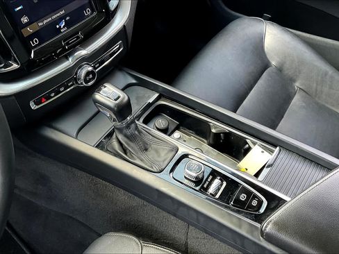 Used 2019 Volvo XC60 T5 Momentum FWD image 16