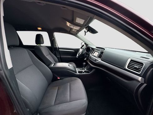 Used 2019 Toyota Highlander LE FWD image 28