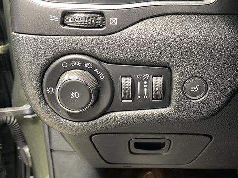 Used 2019 Jeep Cherokee Trailhawk image 25