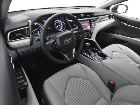 Used 2018 Toyota Camry SE FWD image 30