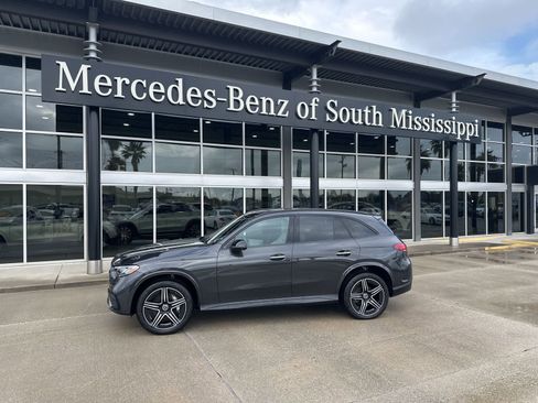Used 2025 Mercedes-Benz GLC 300 4MATIC image 1