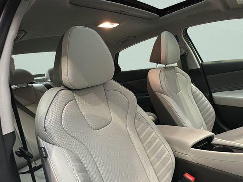 Certified 2025 Hyundai Elantra Limited FWD image 16