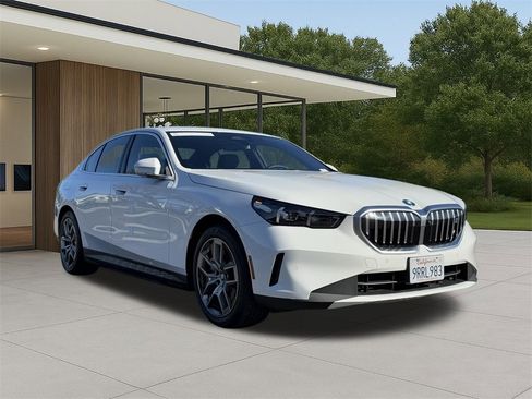 Used 2025 BMW i5 xDrive40 w/ Premium Package image 5