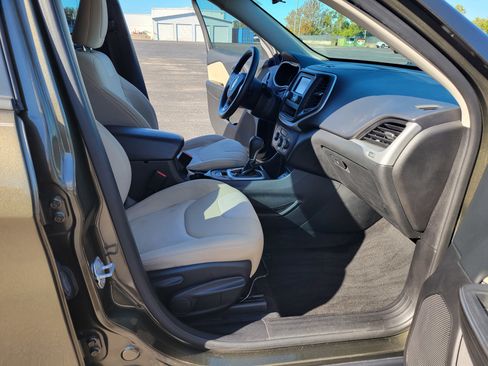 Used 2016 Jeep Cherokee Sport image 26