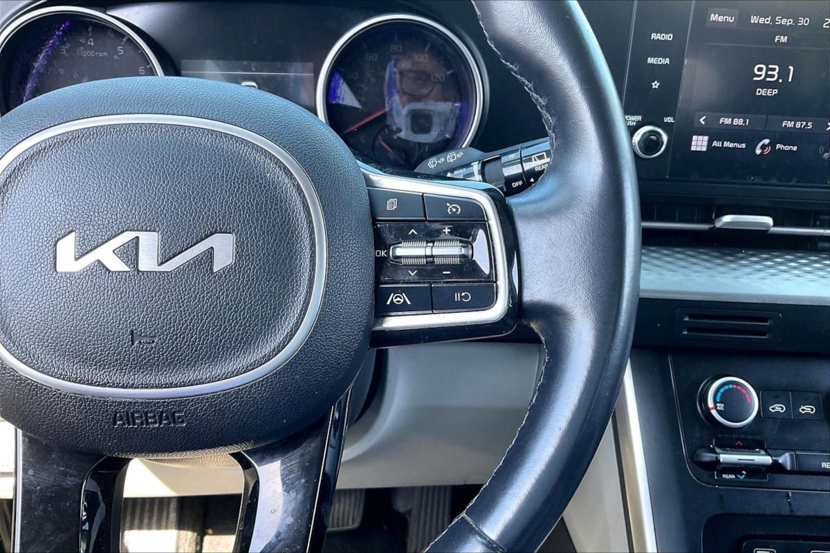 Used 2022 Kia Carnival LX FWD image 19
