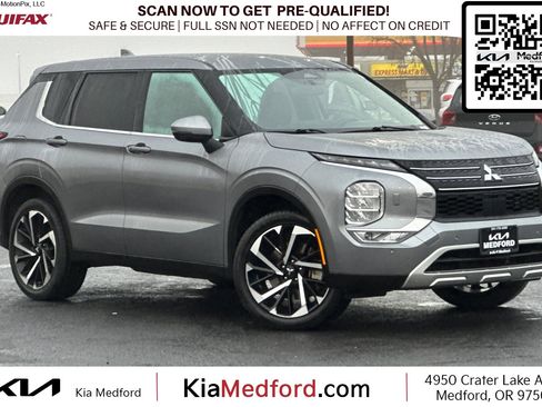 Used 2024 Mitsubishi Outlander SE image 1