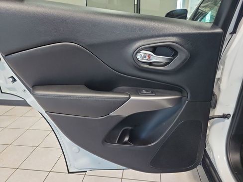 Used 2019 Jeep Cherokee Latitude Plus w/ Comfort/Convenience Group AWD/4WD image 24