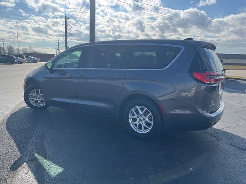 Used 2023 Chrysler Pacifica Touring-L image 10