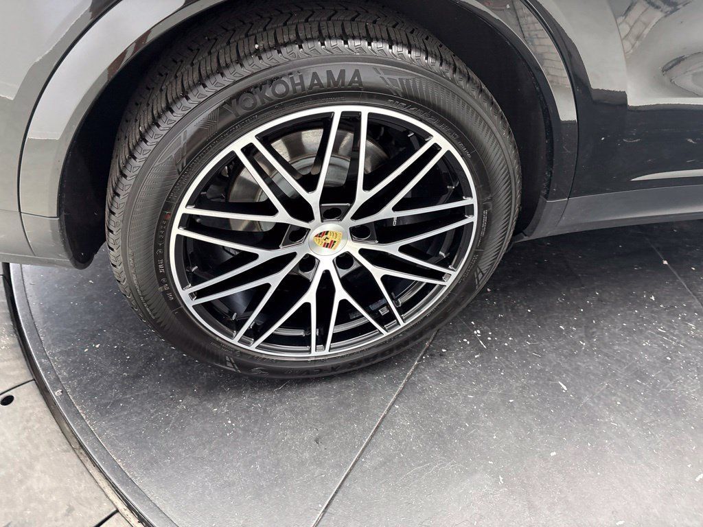 Certified 2024 Porsche Cayenne Coupe AWD/4WD image 16