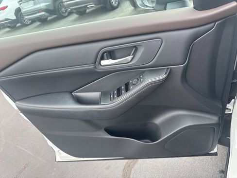 Used 2023 Nissan Rogue SV w/ SV Premium Package image 19