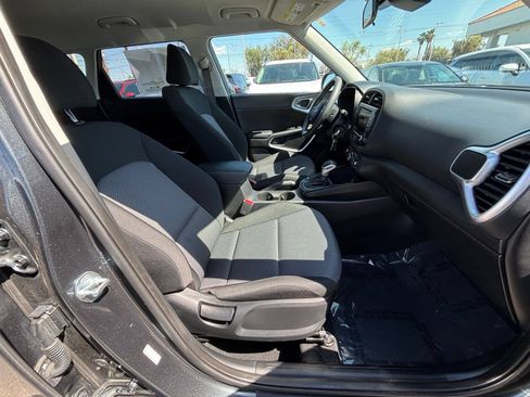 Used 2025 Kia Soul LX w/ LX Technology Package FWD image 24