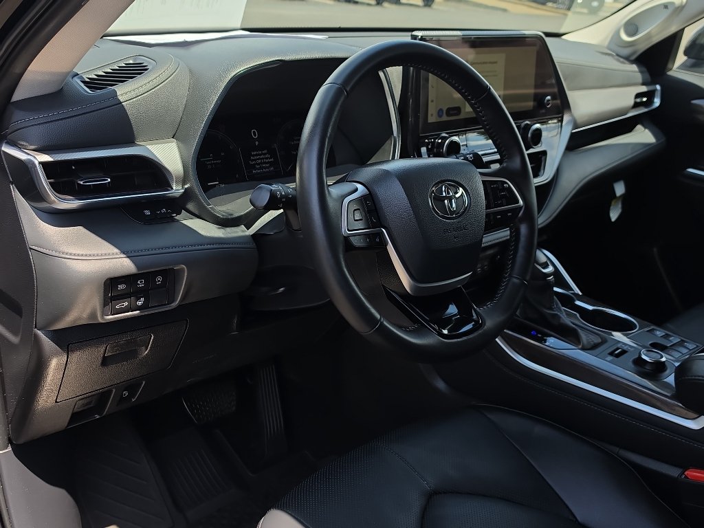 Used 2024 Toyota Highlander Platinum AWD/4WD image 17