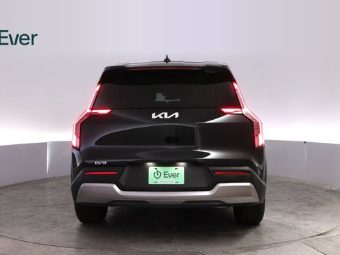 Used 2024 Kia EV9 Light Long Range RWD image 15