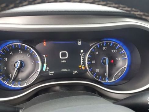 Certified 2024 Chrysler Pacifica Touring-L image 11