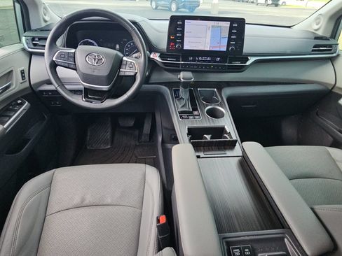 Certified 2023 Toyota Sienna Limited FWD image 8
