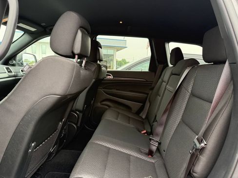 Used 2020 Jeep Grand Cherokee Laredo AWD/4WD image 9