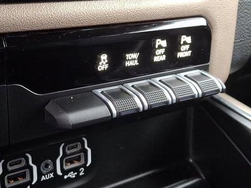 Used 2022 RAM 1500 Laramie AWD/4WD image 23