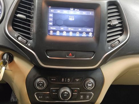 Used 2019 Jeep Cherokee Latitude w/ Popular Appearance Group FWD image 25