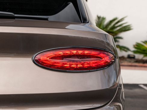 Used 2022 Bentley Bentayga image 9
