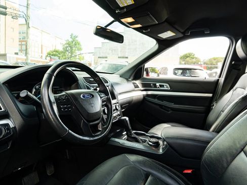 Used 2017 Ford Explorer XLT w/ Equipment Group 202A AWD/4WD image 34