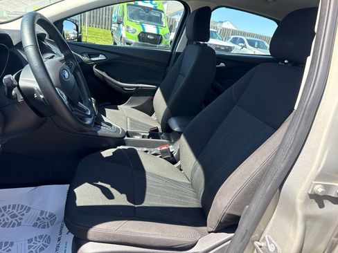 Used 2015 Ford Focus SE w/ SE Sport Package FWD image 2