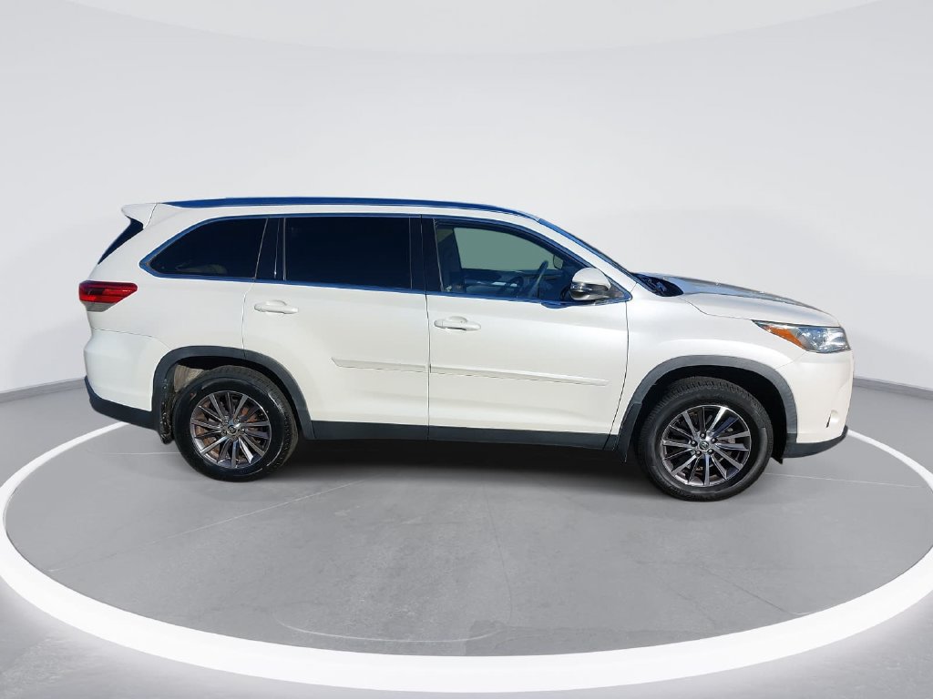 Used 2019 Toyota Highlander XLE FWD image 4